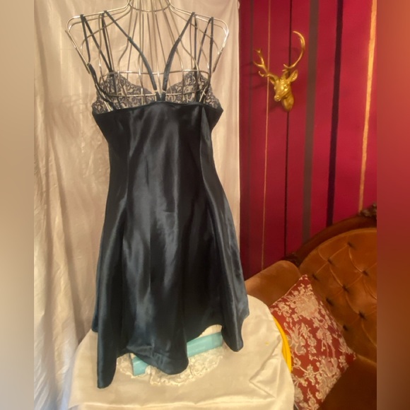 Victoria’s Secret, Emerald Green Slip w Lace and Strappy Detail, Size Large. - Picture 4 of 6